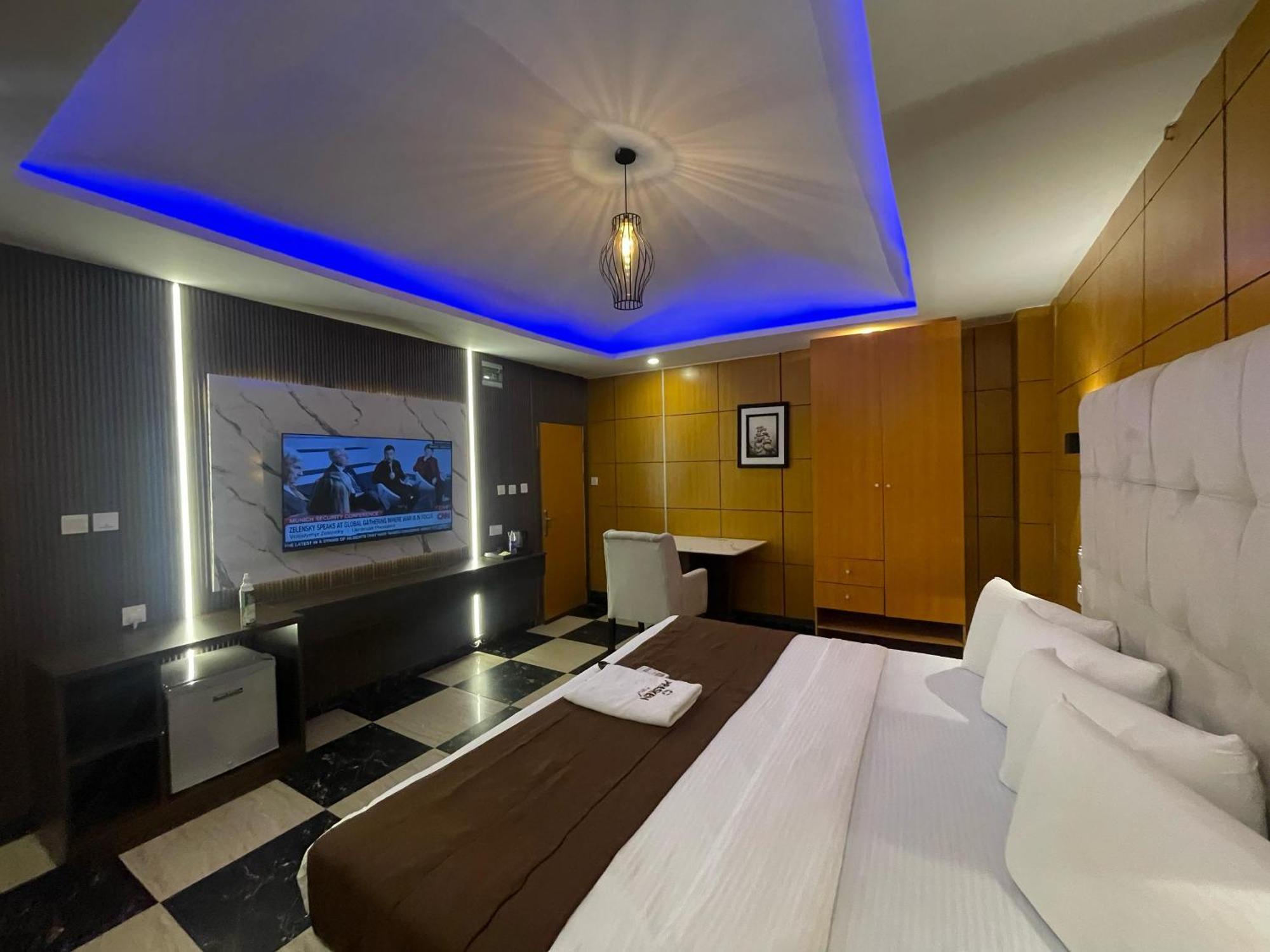 Presken Hotel At International Airport Road Икеджа Екстериор снимка