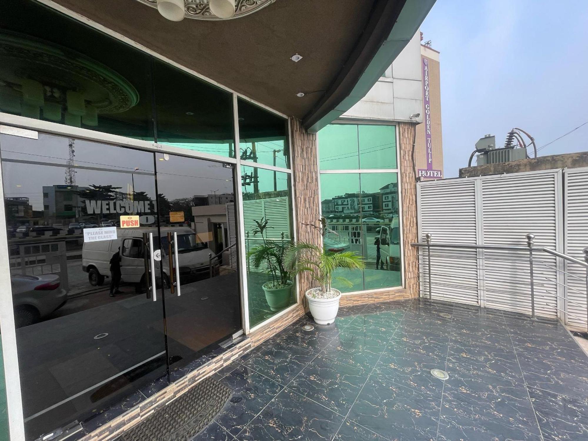 Presken Hotel At International Airport Road Икеджа Екстериор снимка