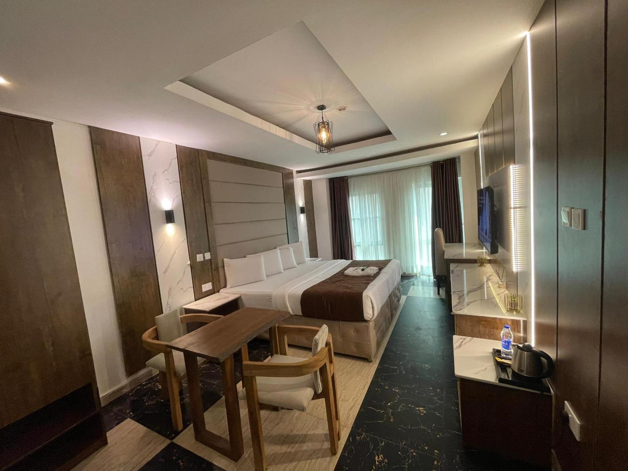 Presken Hotel At International Airport Road Икеджа Екстериор снимка